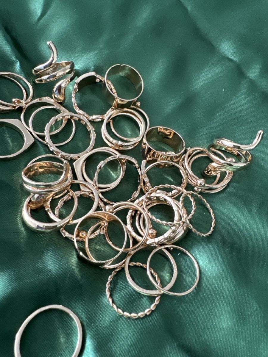 Anelli: 40 Stk. Goldfarbene Ringe, Modeschmuck, versch. Grössen, Top – Nuovo (secondo la descrizione) da Dietikon venduto da vithya88