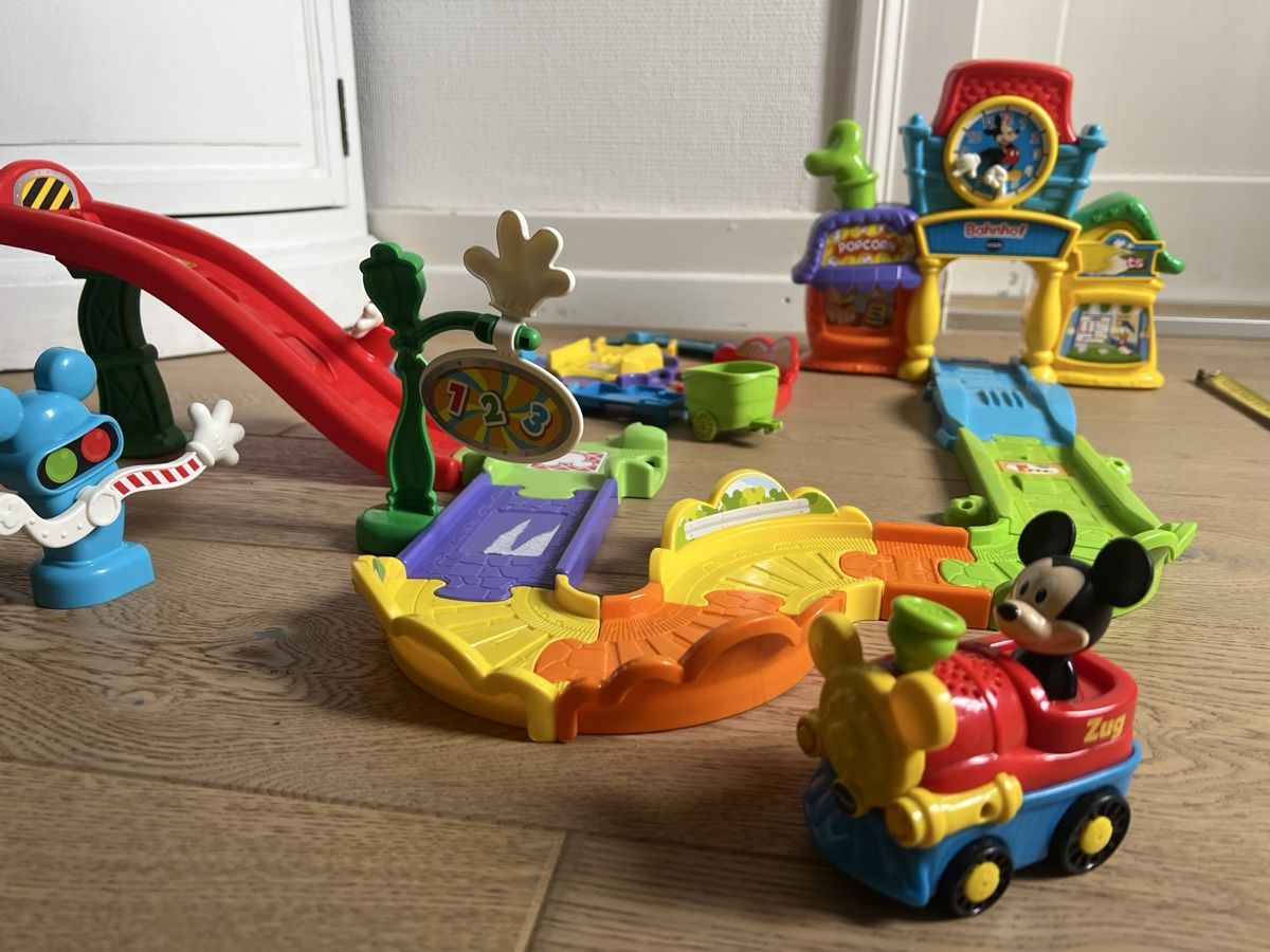 Vtech Jouets: VTech Micky Maus Bahnhof- Zug-Spielset – D'occasion à Oensingen par katepe