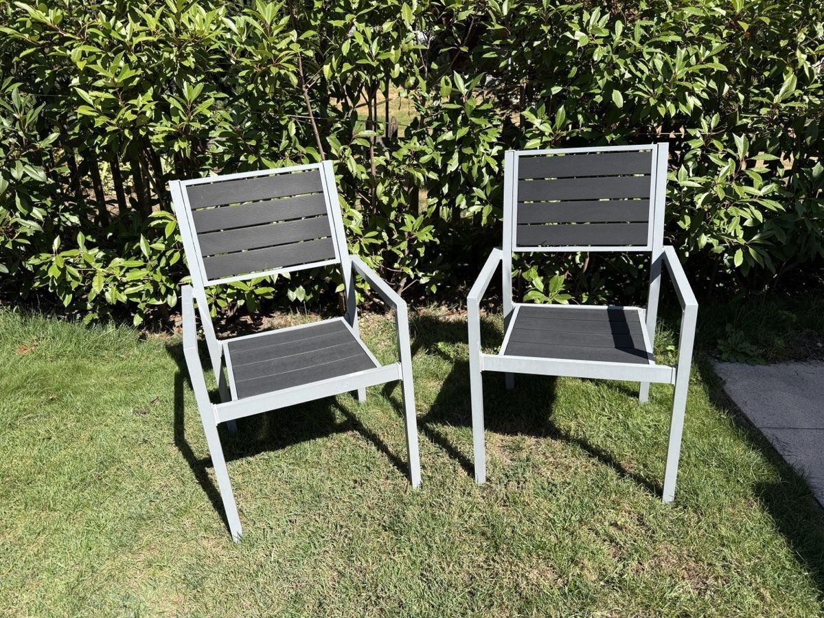Chaises: 2 Gartenstühle – D'occasion à Domat/ems par Vivs