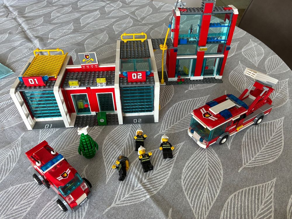 Lego Giocattoli: LEGO City Grosse Feuerwehrstation 7208 – Usato da Arolla venduto da afauchere