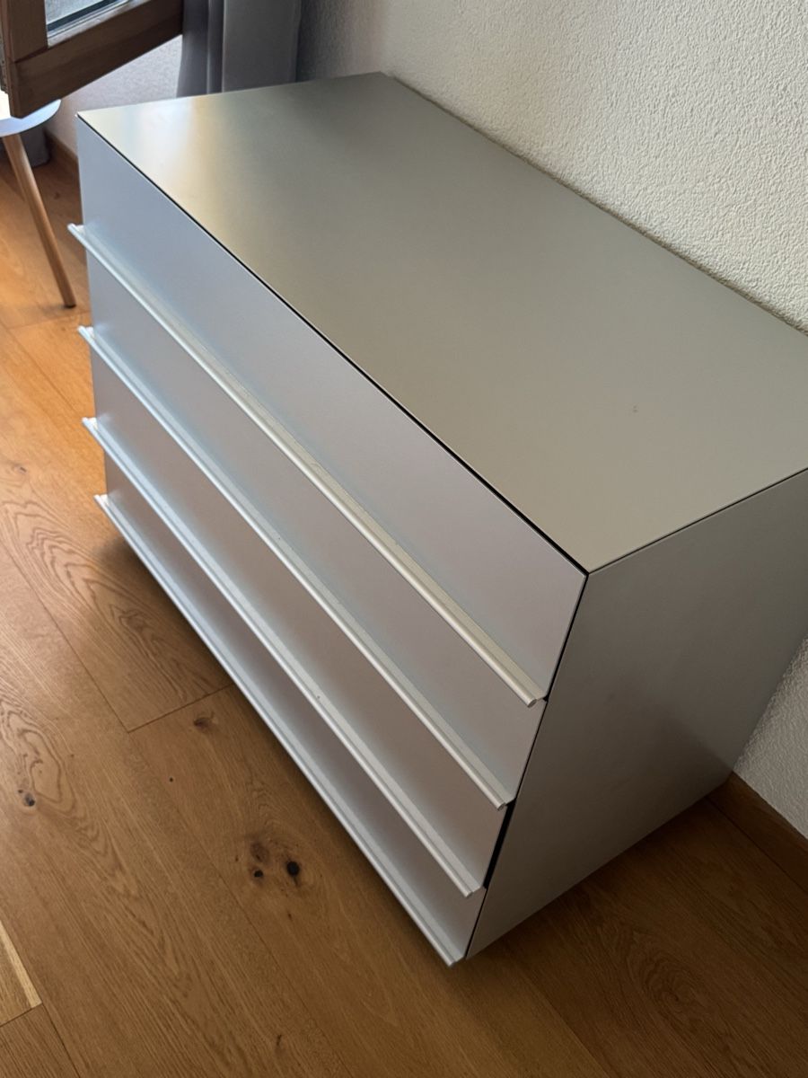 Team By Wellis Cassettiere: Kommode Team by Wellis Aluminium – Usato da Zuchwil venduto da Bluejay79 1