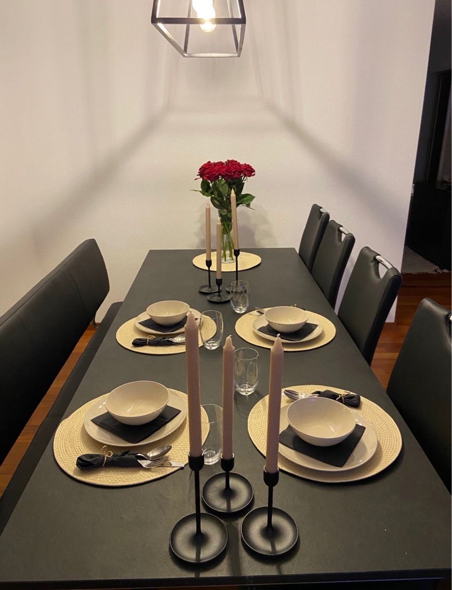 Tavoli: Sleek Dark Ceramic Dining Table — Seating Included for FREE – Usato da Menzingen venduto da bou_55xq
