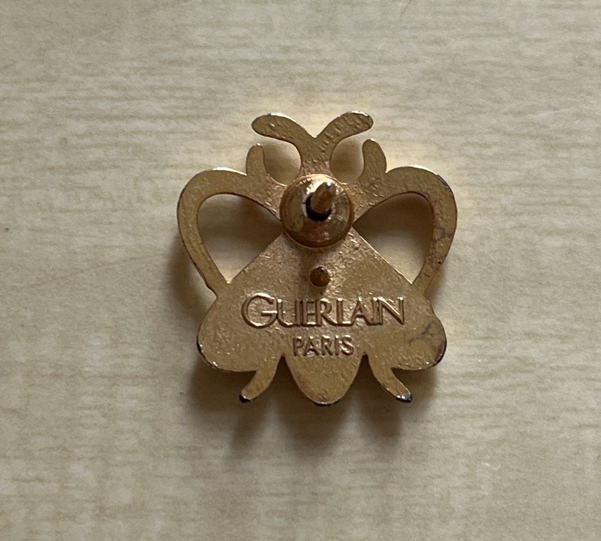 Guerlain Placchette & Badge: Pin’s Abeille de Guerlain – Usato da lausanne venduto da ZeldaZonk58 1