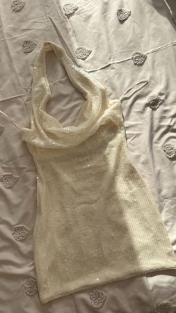 Robe courte à sequins couleur crème dos nu 