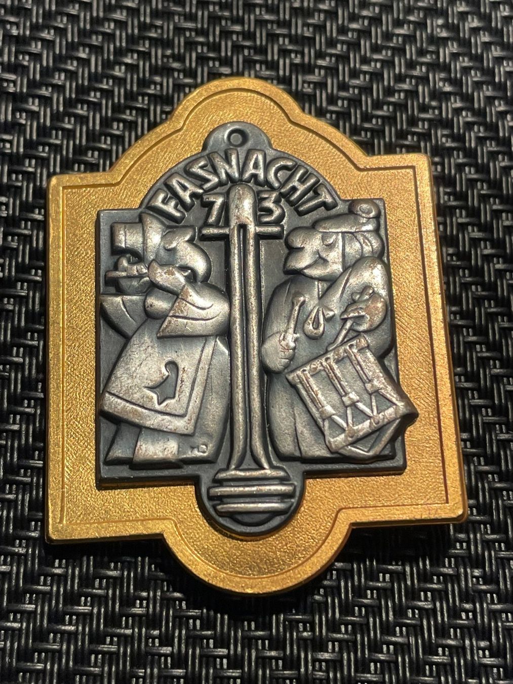 Plaketten & Abzeichen: Basler Fasnachtsplakette 1973 Gold – Gebraucht aus Aarburg von glaibasel57