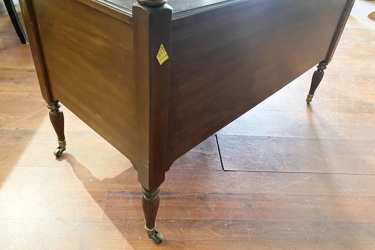 Cassettiere: Ethan Allen Holz Kommode auf Rollen, Anrichte – Usato da Ballwil venduto da ClassicGallery 4