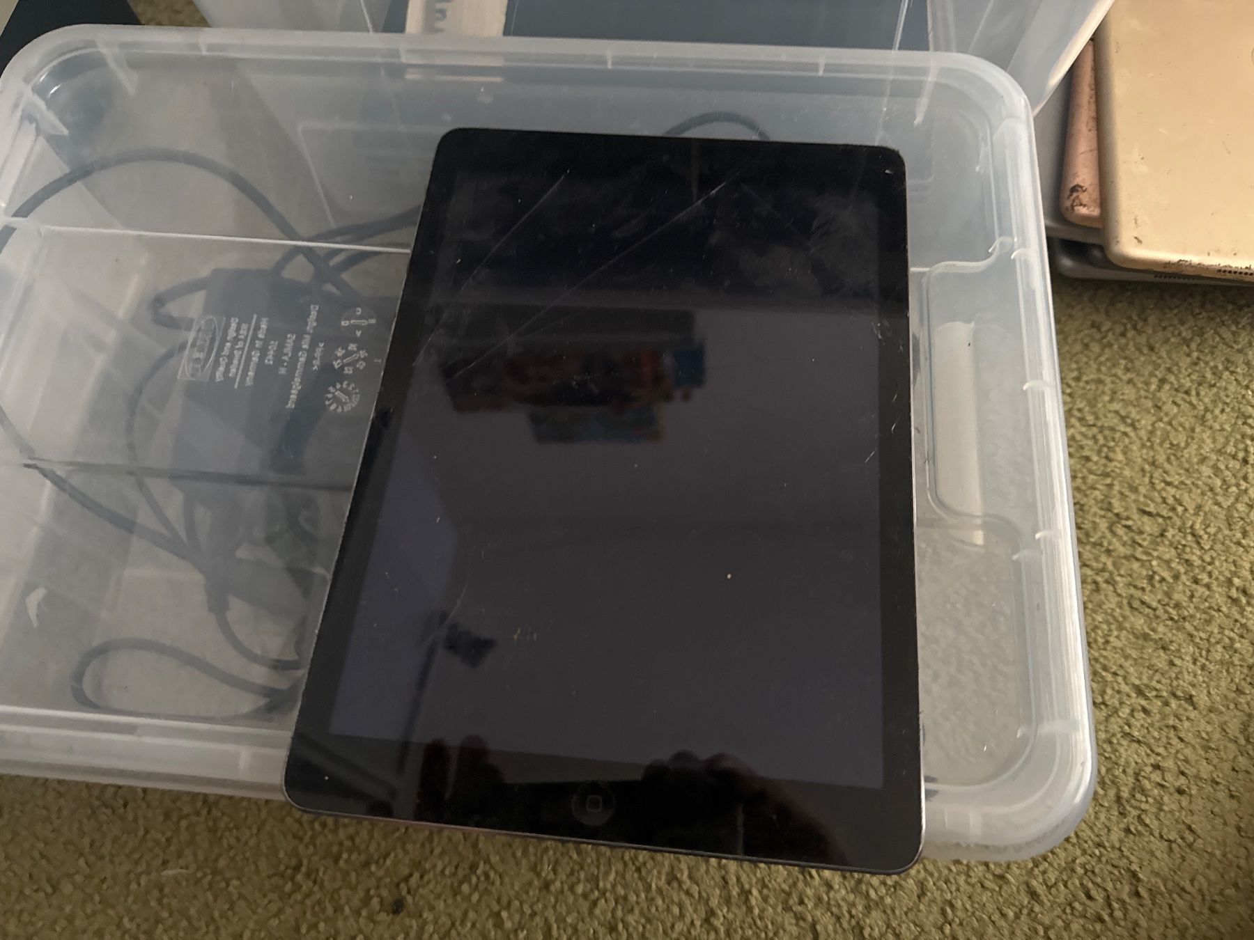 Apple Tablet PC: Ipad Air  -A1474-   icloude - guter display – Defekt aus Olten von HoYa01