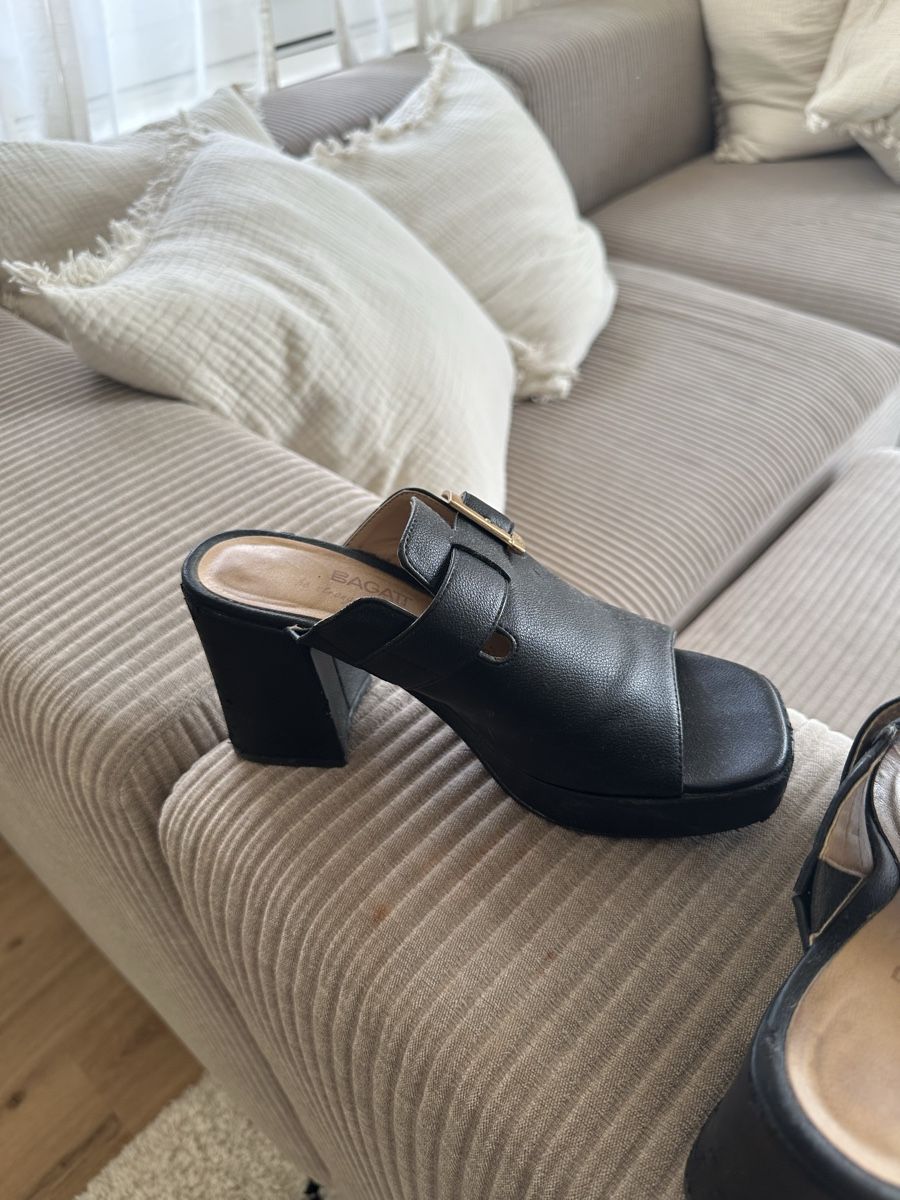 Damenschuhe: Schwarze Sandalen mit Absatz, Grösse 39 – Gebraucht aus Chur von pas_5g2r