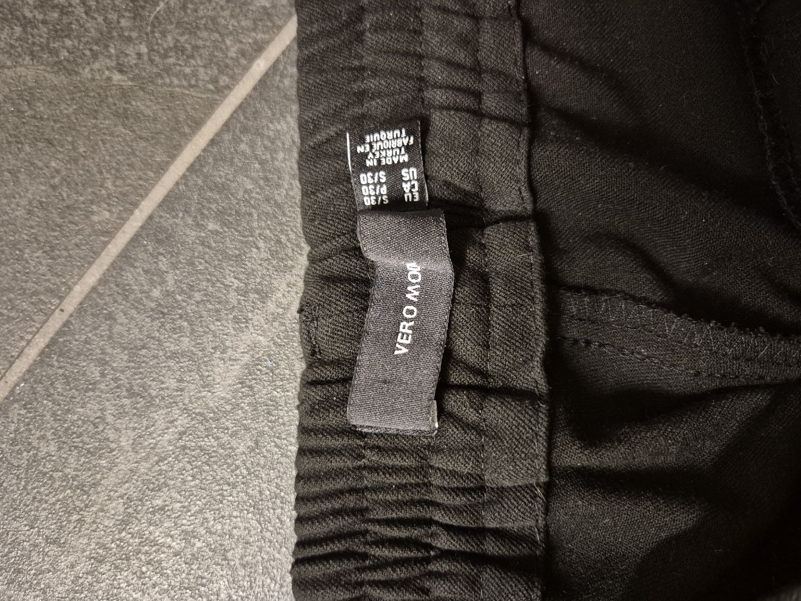 Vero Moda Pantaloni: schöne schwarze Stoffhose Vero Moda – Usato da Kehrsatz venduto da flu_2lhj 1