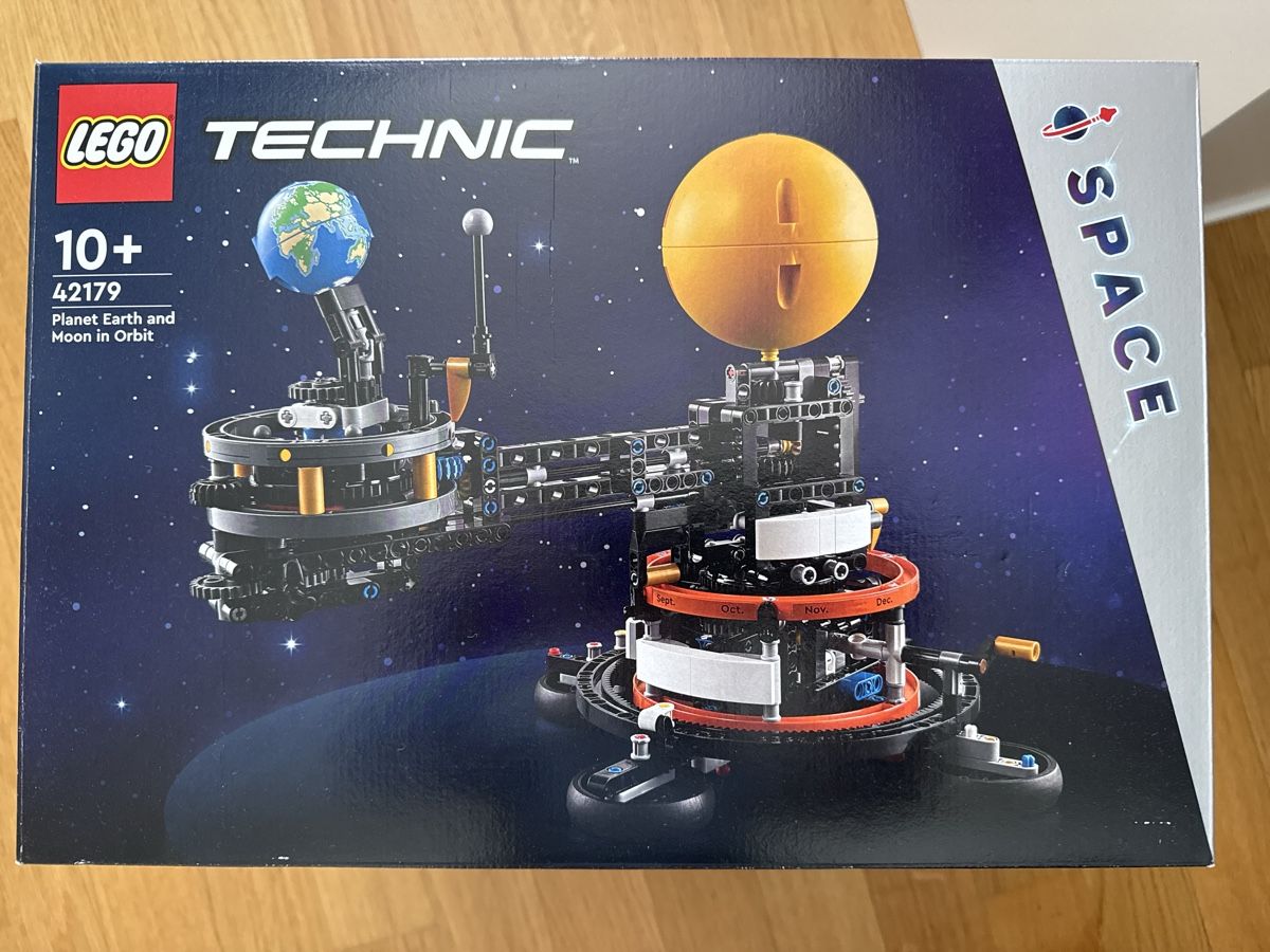 Lego Giocattoli: Lego Technic 42179 Planet Earth and Moon in Orbit Set – Usato da Belmont-Lausanne venduto da Daverine