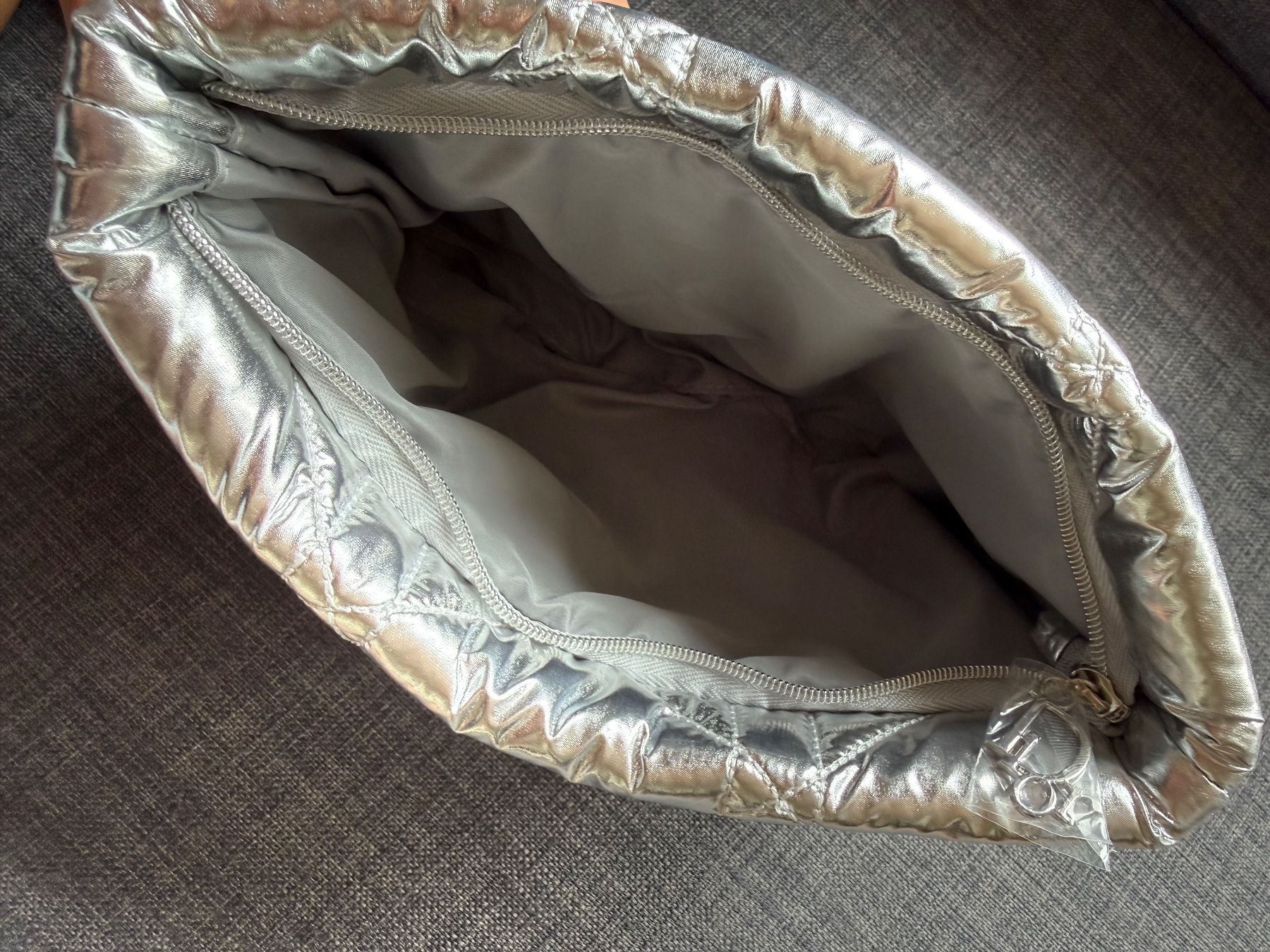 Dior Sacs: Dior Silver Quilted Cannage Pouch – Neuf avec emballage d'origine à Luzern par sas_r89l 6