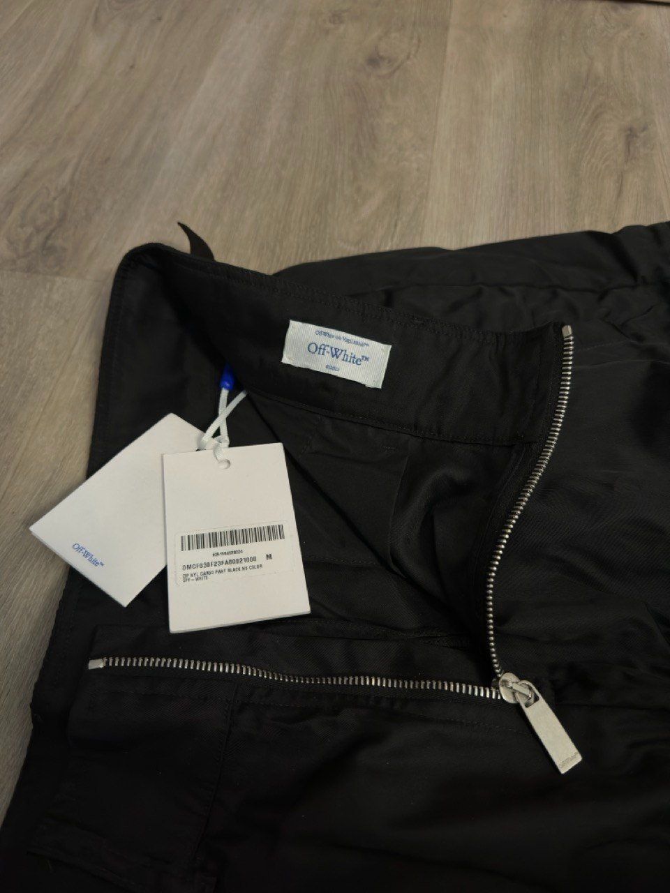 Off-White Pantaloni: Off-White Black Nylon Cargo Pants Size M Neu – Nuovo e nell'imballaggio originale da Wassen UR venduto da Mariianita 2