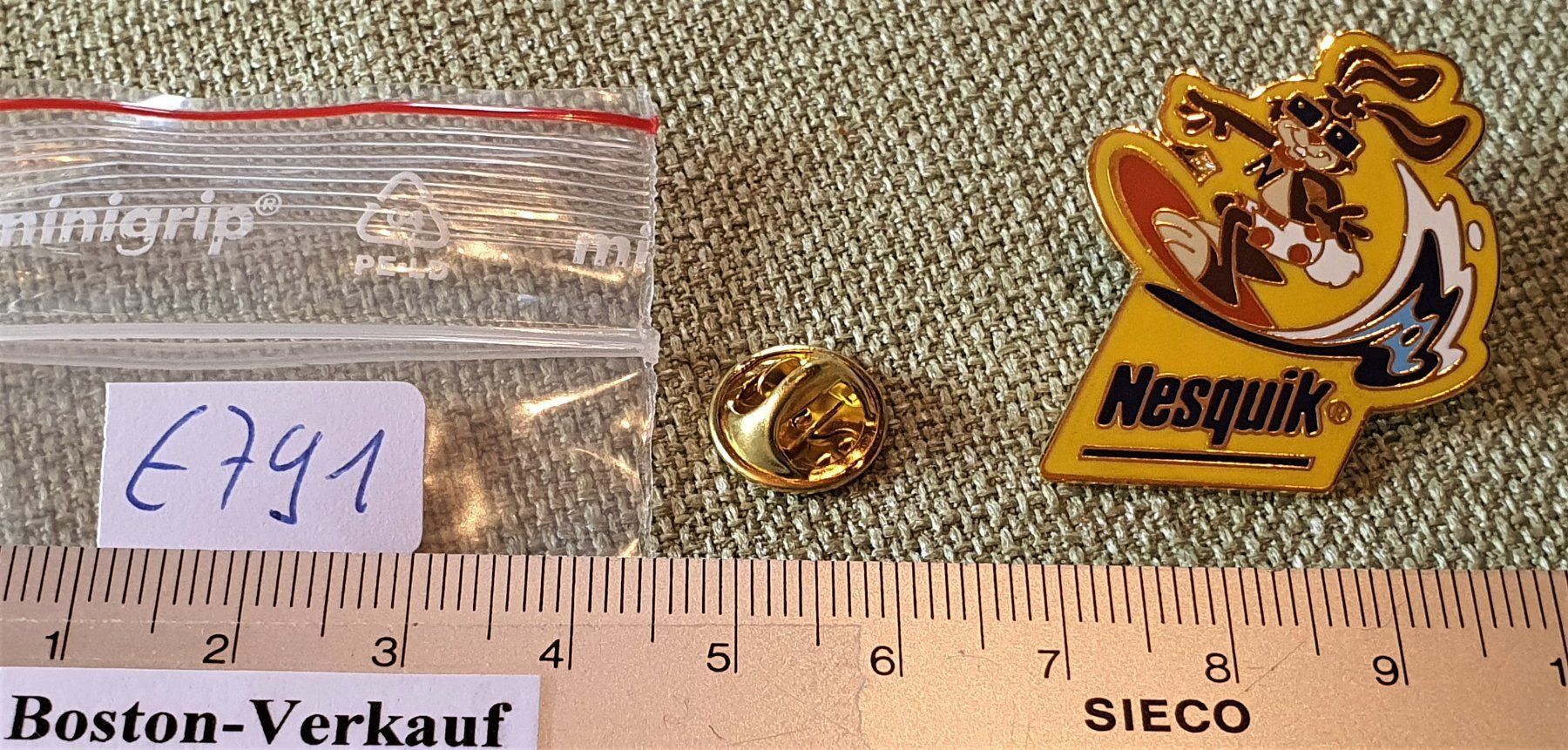 Placchette & Badge: E791 - Pin Mondo - Nesquik – Usato da Reinach BL venduto da Boston-Verkauf 2