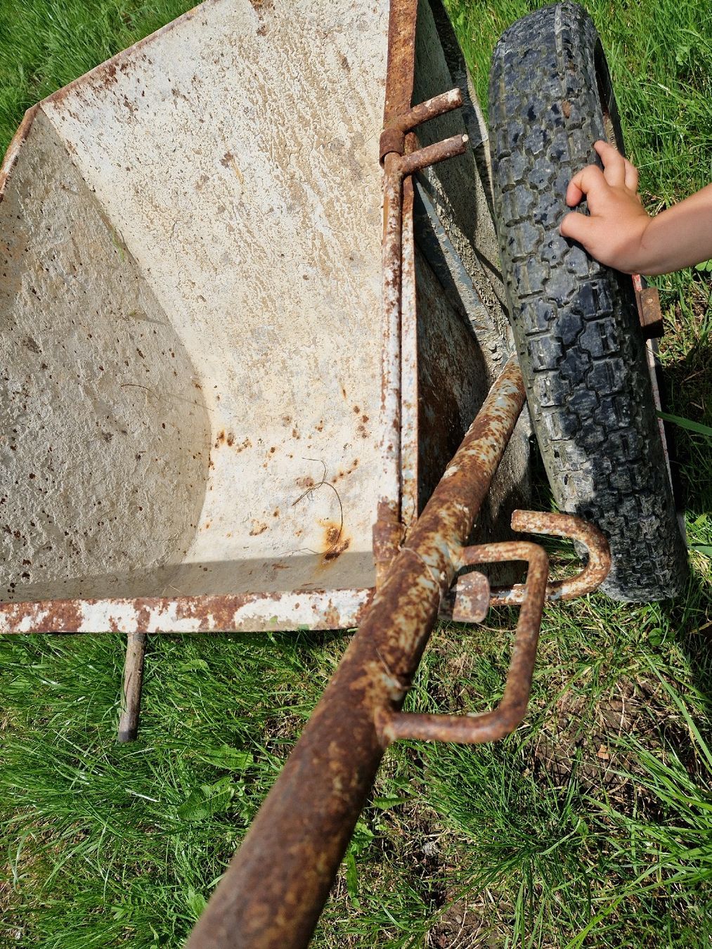 Carriole: Brouette de chantier basculante – Usato da Rueyres-Treyfayes venduto da EmileP8992