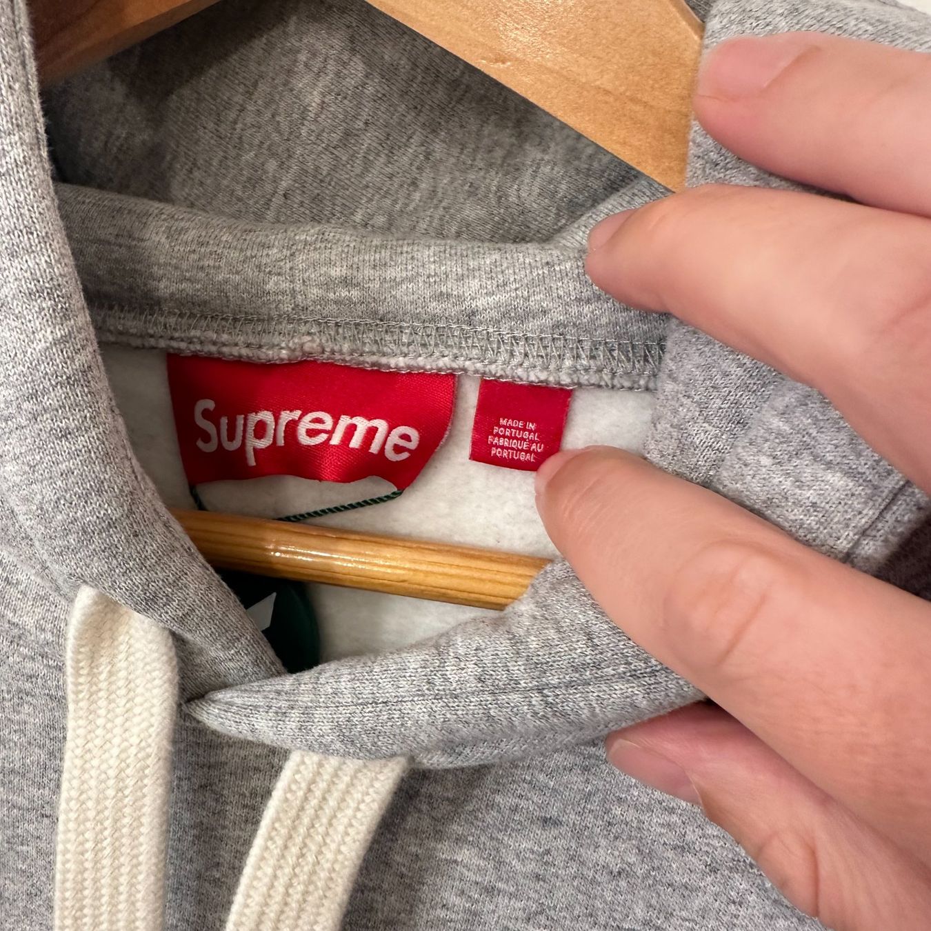 Maglioni & Felpe: Supreme Small Box Kapuzenpullover, L, SS26, Grau meliert, DS – Nuovo e nell'imballaggio originale da Basel venduto da boysnoize 4