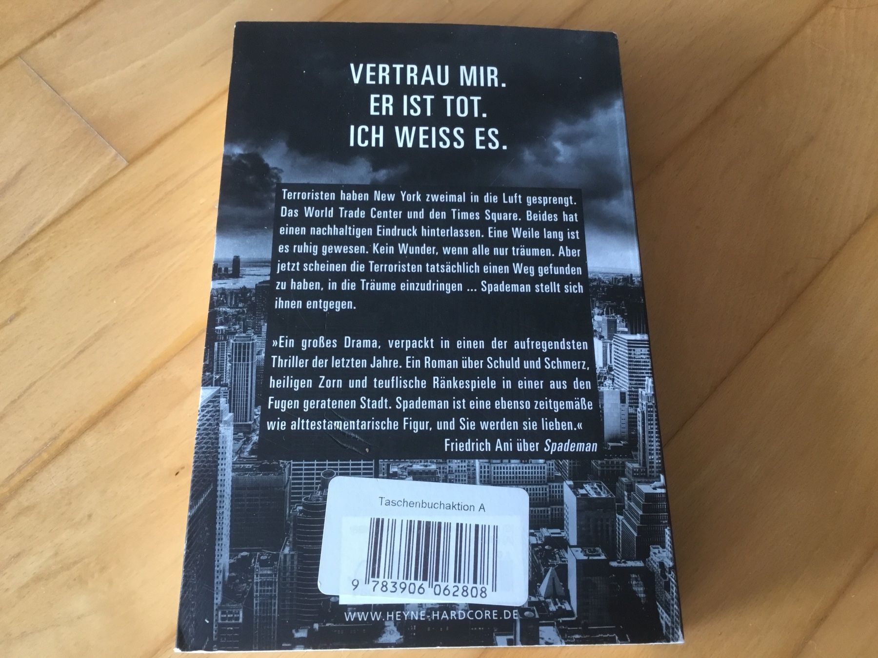 Bücher: Adam Sternbergh - Feindesland - Thriller - – Gebraucht aus Kerzers von Georges3210 1