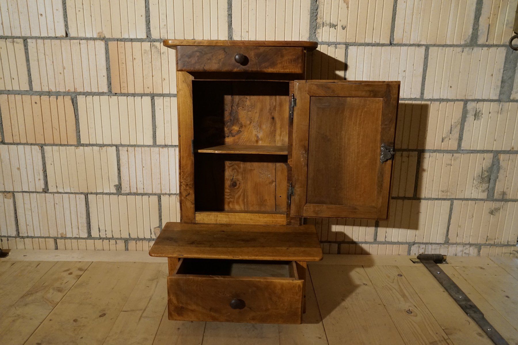 Cassettiere: Möbel klein aus Nussbaum Holz antik – Usato da Hinwil venduto da Antikfischer 3