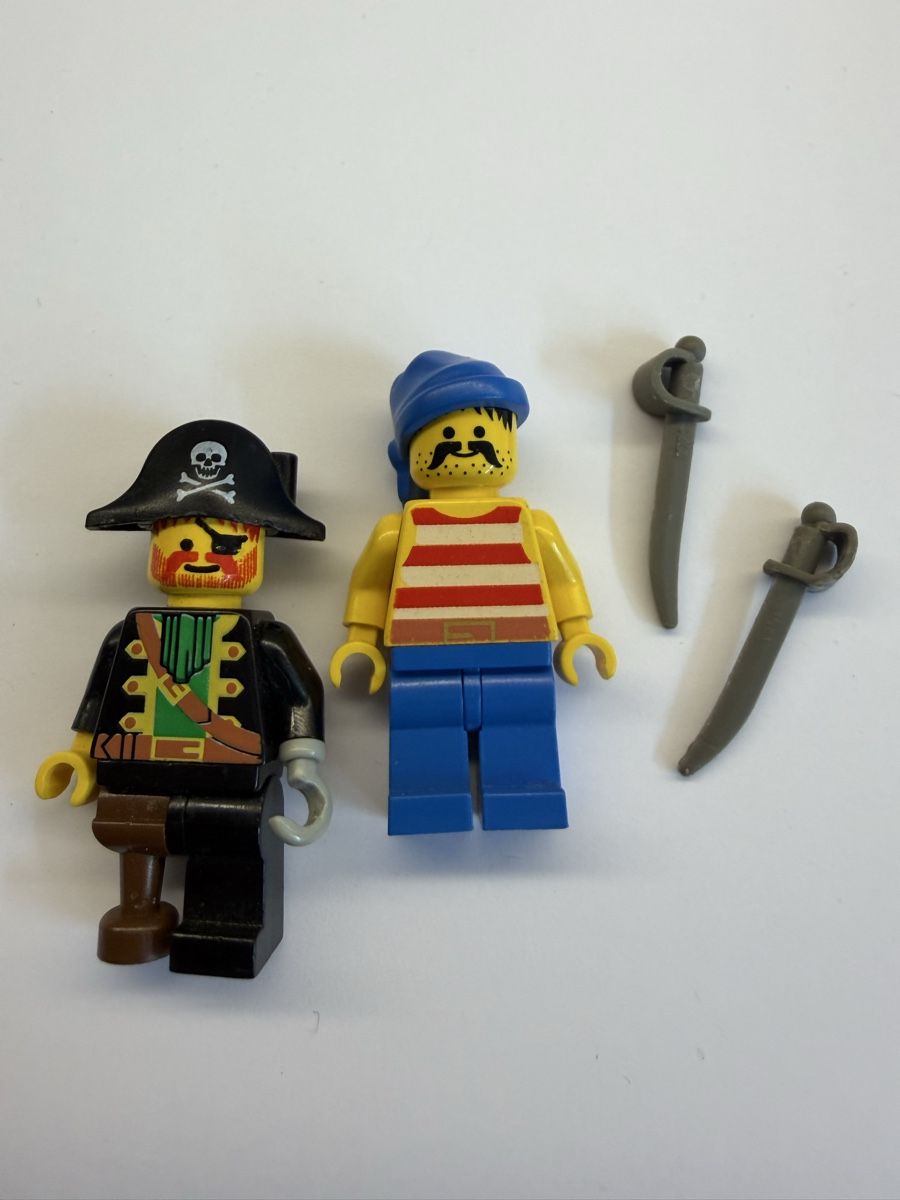 Lego Jouets: 2 lego Figuren Piraten mit Schwertern. – D'occasion à Rheinfelden par zim_2hqc 1