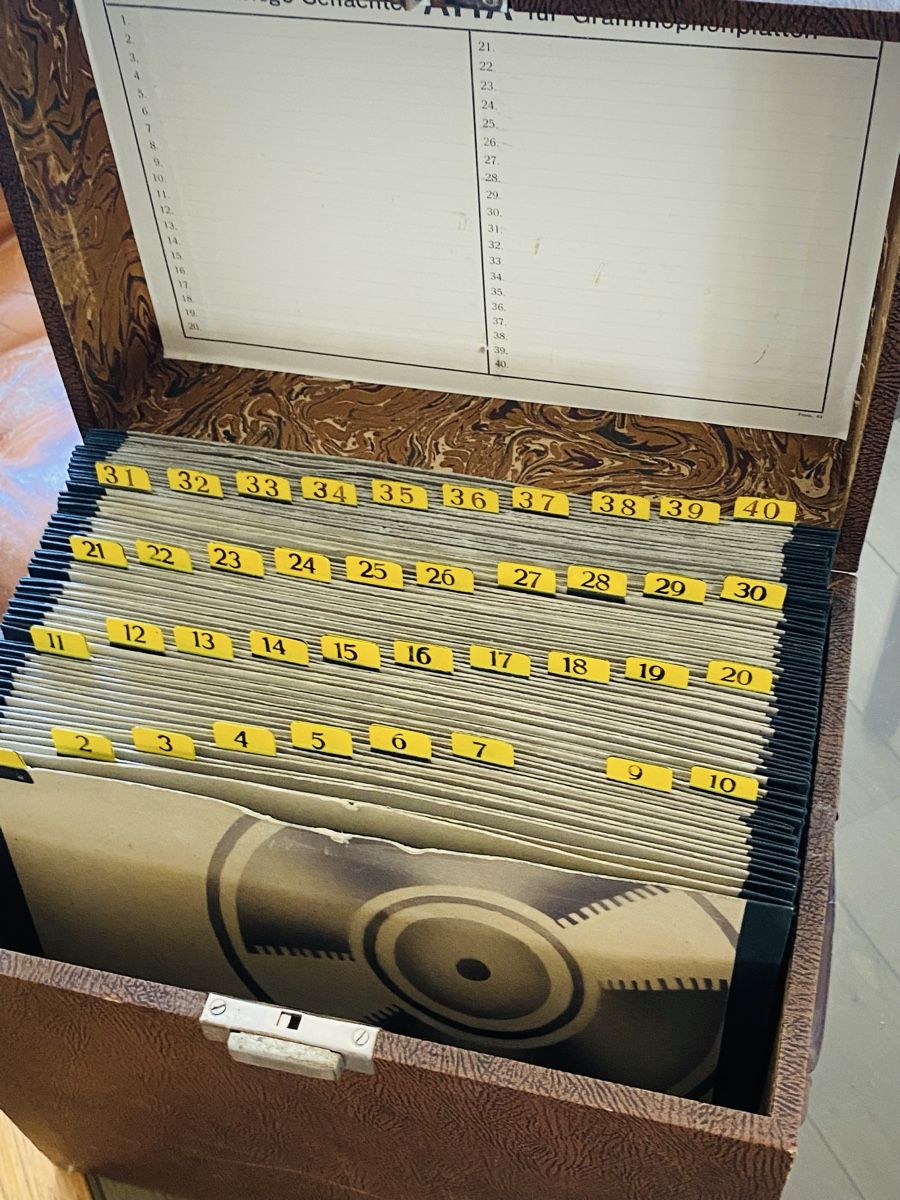 Dischi in vinile: Schellack Platten Sammlung in super schönem Koffer  – Usato da Zürich venduto da Yksniwel