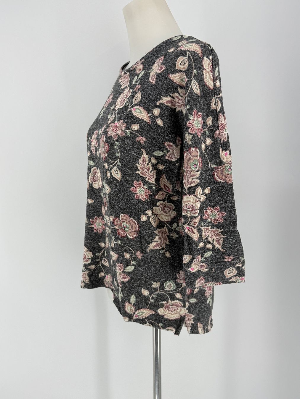 Pulls & Sweat-shirts: Pullover Gr. M mit Blumenmuster von Broadway – D'occasion à Auenstein par moin. 1