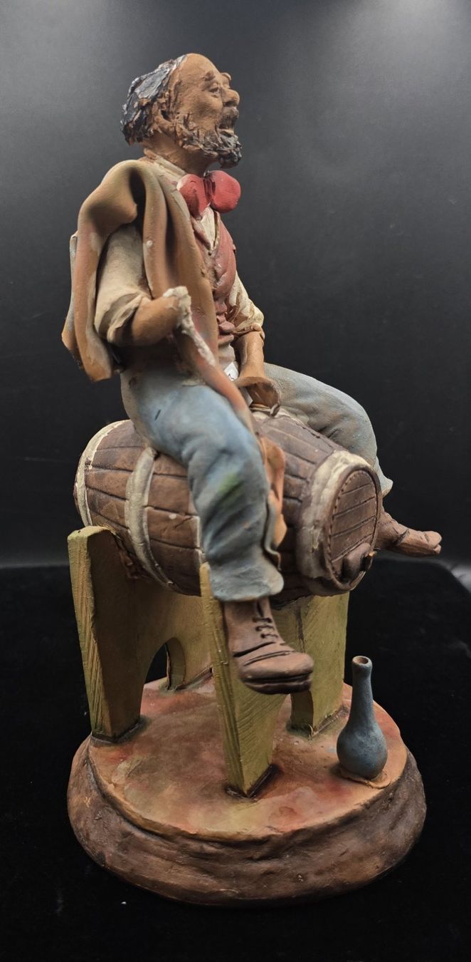 Statuette: Ton Figur sitzender Mann auf Weinfass, signiert – Usato da Rorschacherberg venduto da snOOpydOg11 5
