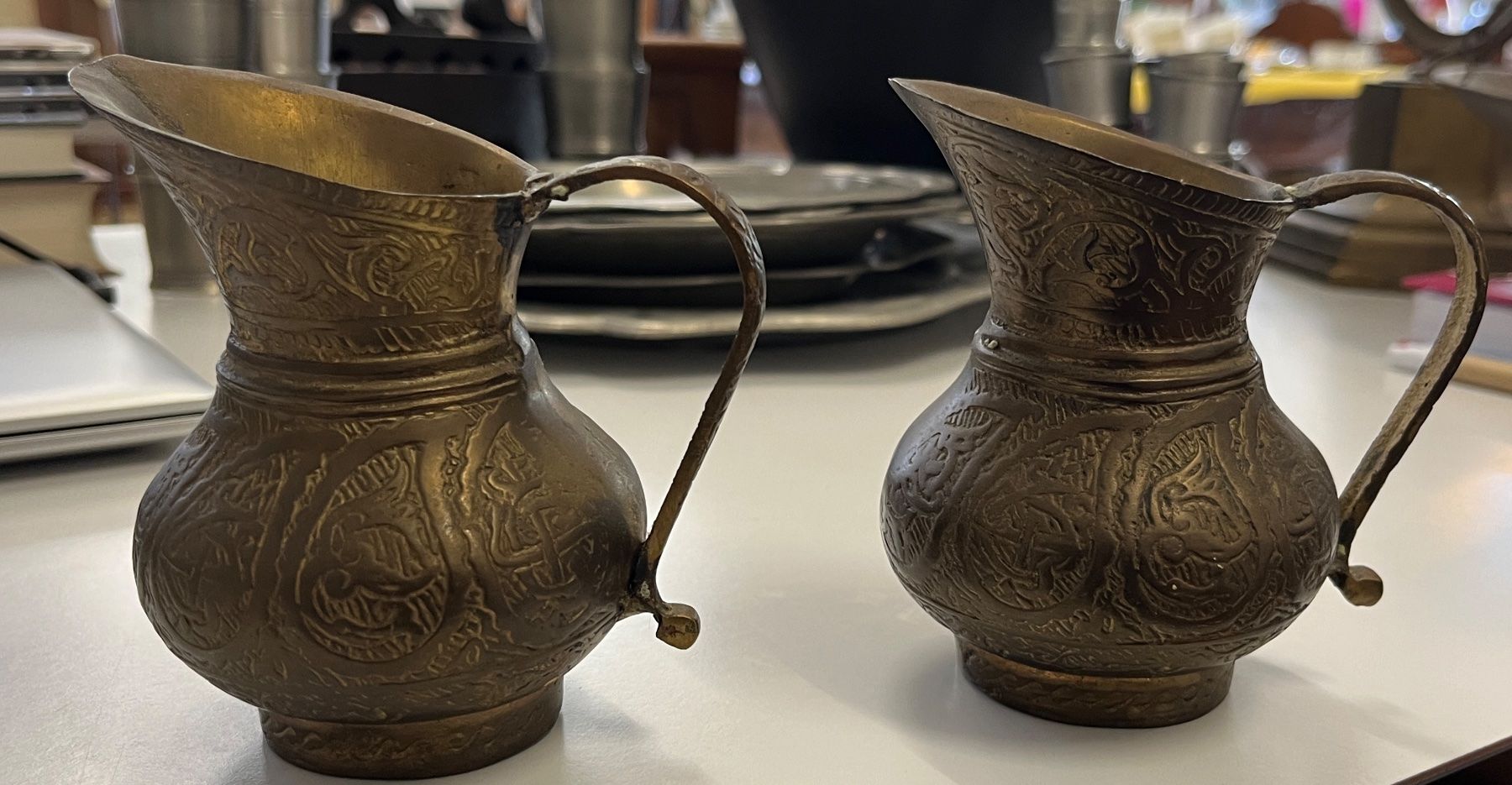 Toutes les décorations: 2 Antike Messing Krüge, orientalisch, graviert, Deko – D'occasion à Stetten AG par Brissago25 3