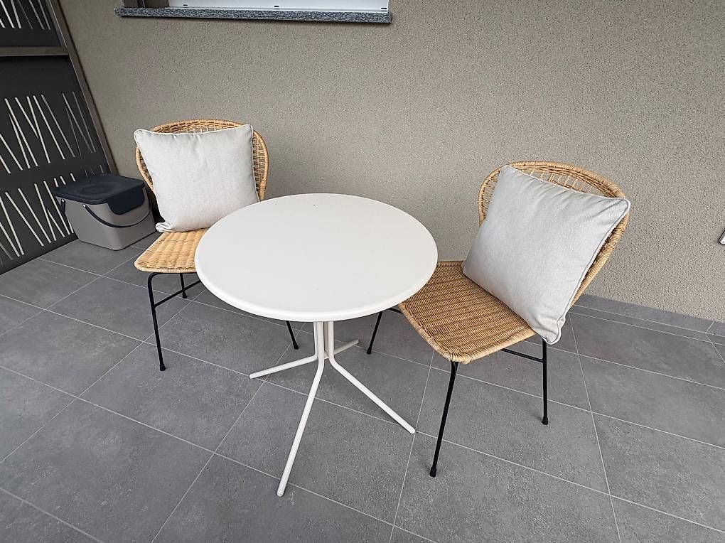 Set di tavolo e panche: Ensemble table manger + chaises + coussins – Usato da Charrat venduto da tit_z7ng