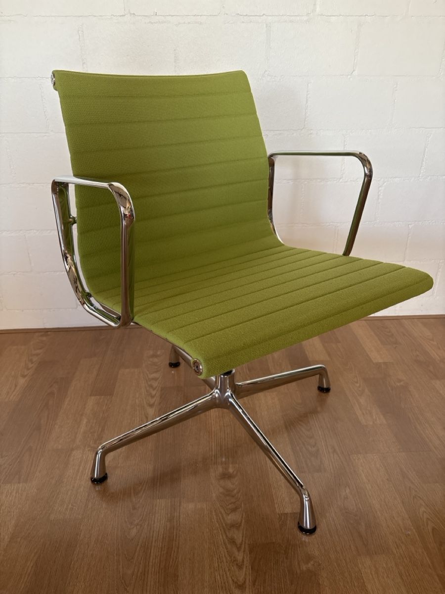 Vitra Sedie: Vitra EA 108 drehbar, Hopsak grün – Usato da Basel venduto da magnummarine