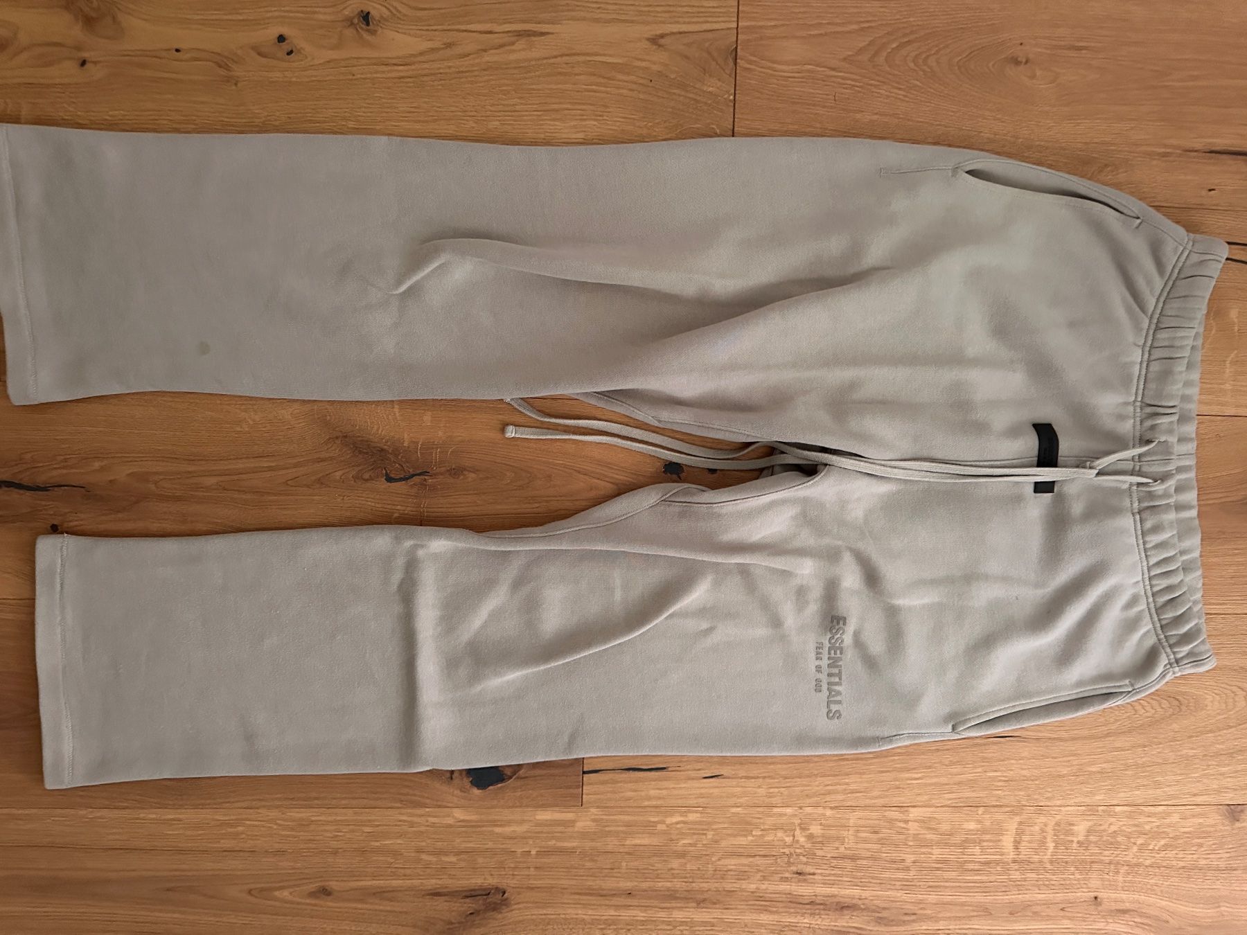 Pantaloni: fear of god essentials sweatpants – Usato da Toffen venduto da manimatter