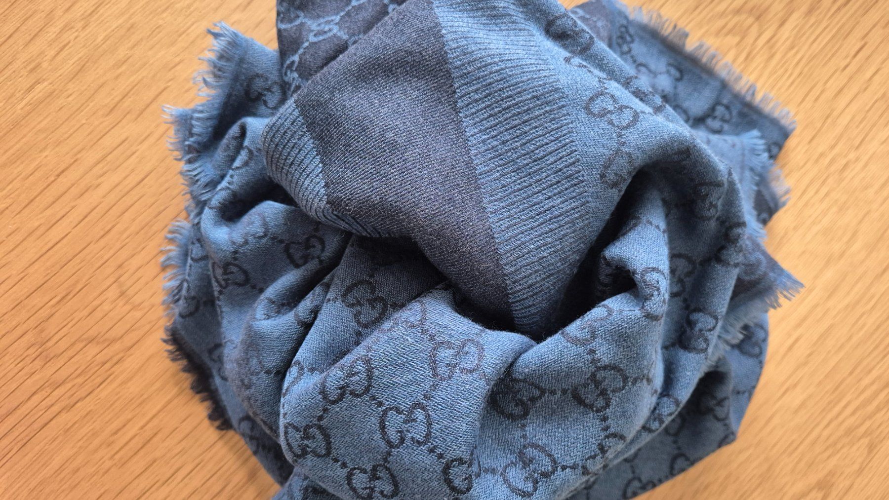 Gucci Foulard & Sciarpe: Gucci écharpe carrée, grande – Usato da Peseux venduto da Les_Lilas