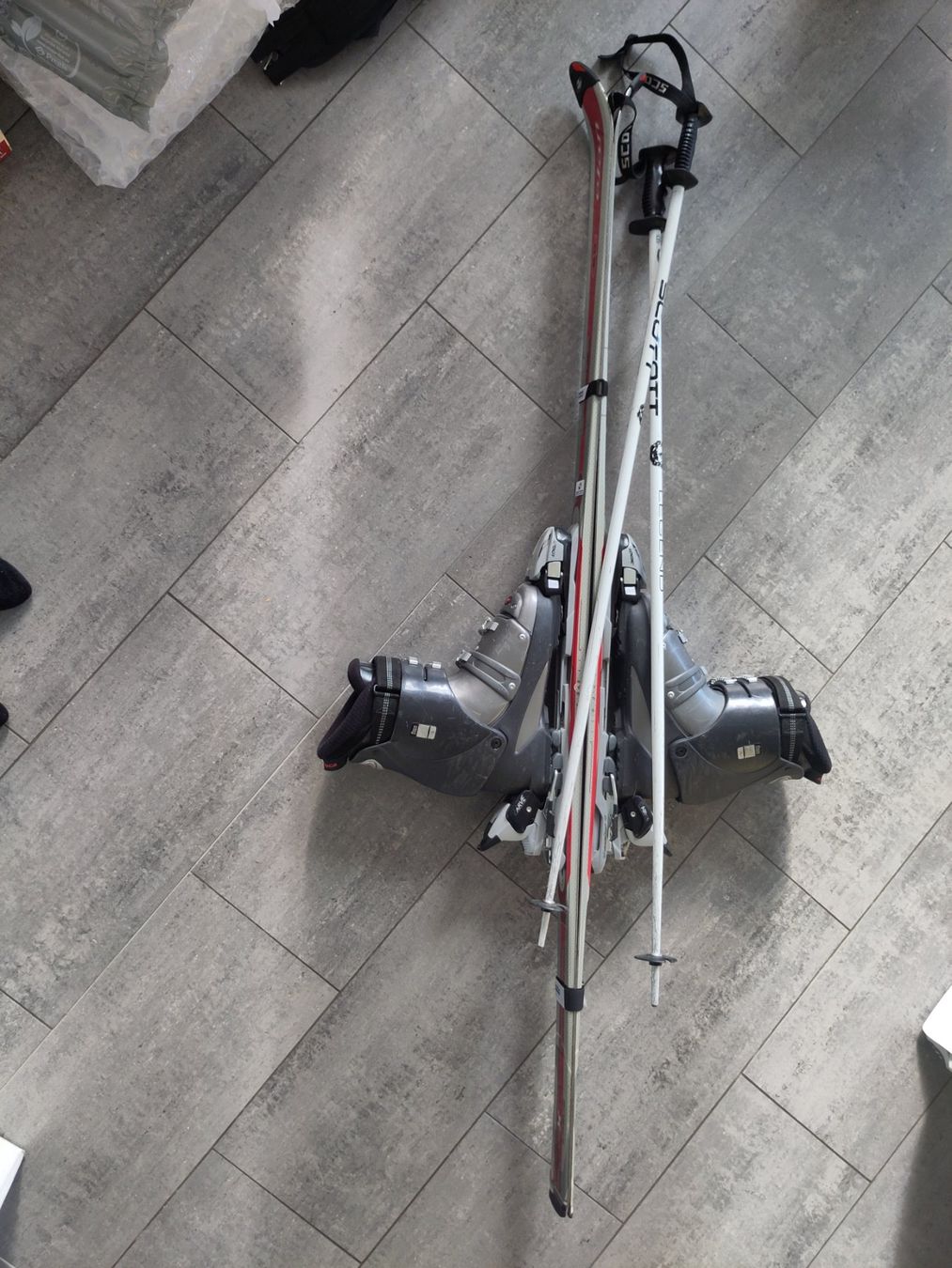 Sci: Ski mit Skischuhen und Stöcken – Usato da Langenthal venduto da antikeshuhn