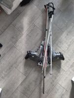 Ski mit Skischuhen und Stöcken