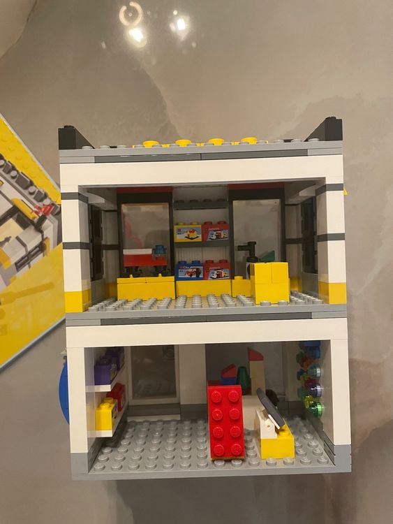 LEGO City Einkaufsstraße mit Geschäften (60306) : : Jeux
