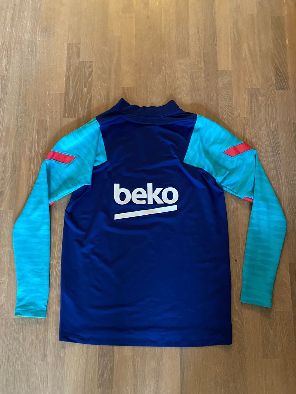 Nike Maillots de corps & Pantalons: Pull d’entraînement du FC Barcelone Taille M – D'occasion à Rossemaison par Carduelis 1