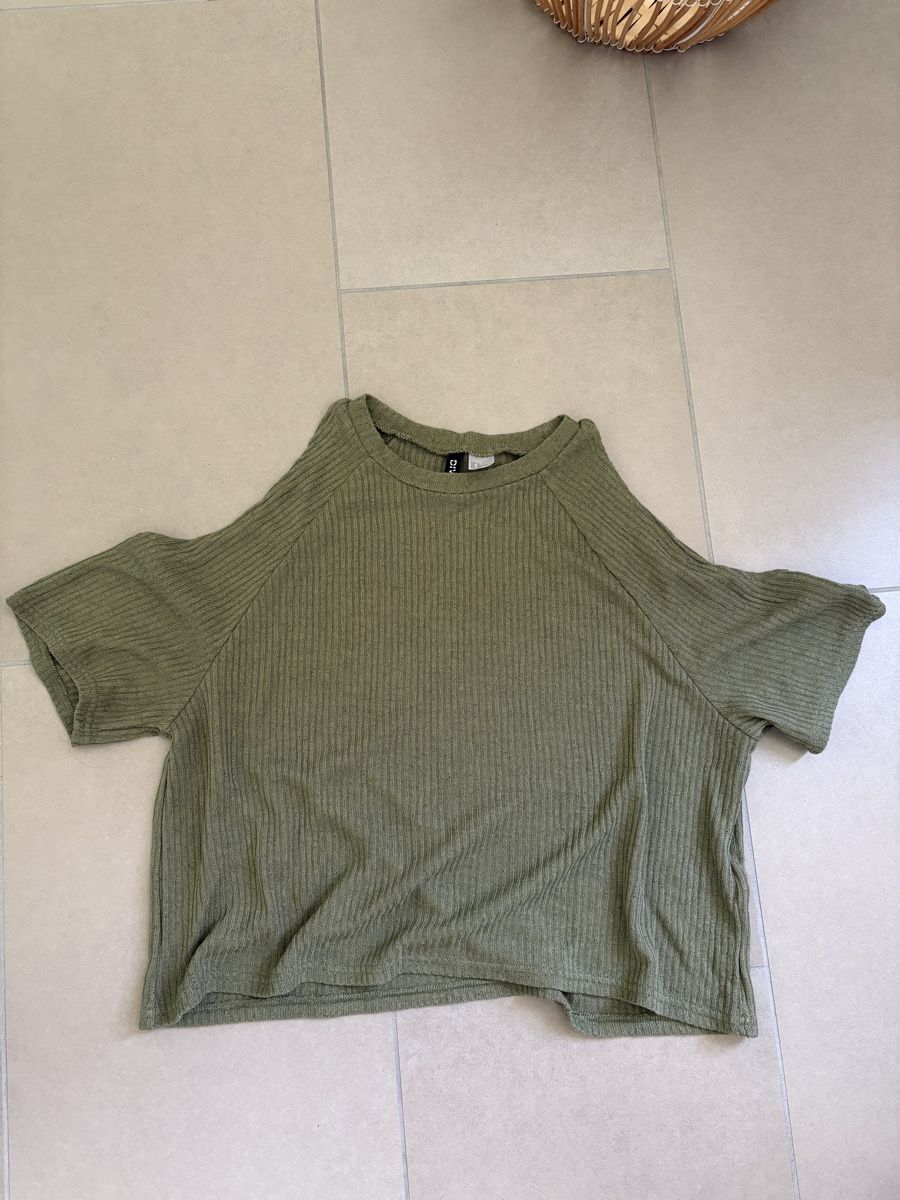 H&M Top: Top Olivgrün H&M S mit Schulterausschnitt – Usato da Zürich venduto da BKana