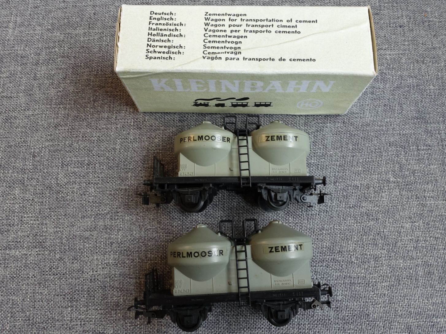 Kleinbahn Modellini di ferrovie: KLEINBAHN No. 338 2x Zementwagen "Perlmooser" – Usato da Wallbach venduto da Sarrows 1