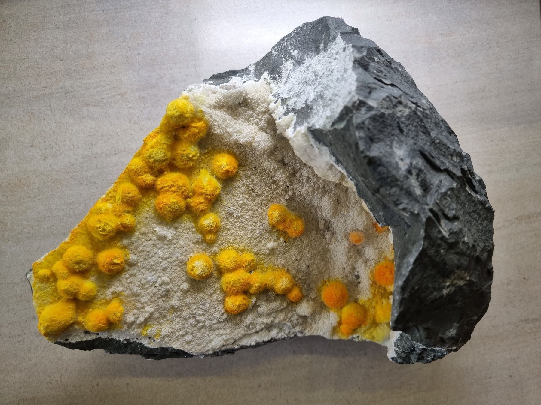Mineralien & Heilsteine: SPHERE CRYSTALS YELLOW OKENITE SPECIMEN 9.4 Kg – Gebraucht aus Figino von panshop