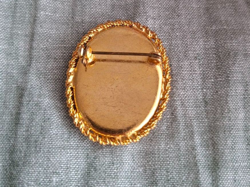 Broschen & Nadeln: Broche Camée Vintage – Neu (gemäss Beschreibung) aus Lutry von Sim_Sta 1