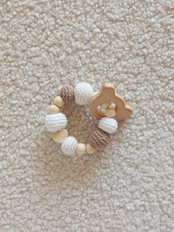 Spielzeuge: Greifling /Beissring mit Holzfigur Bär – Neu und originalverpackt aus Bleienbach von babyhandgemachts