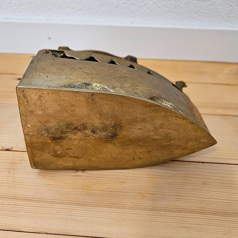 Bügeleisen: Antikes Bügeleisen aus Messing mit Hahn – Gebraucht aus Berikon von LaGizmo5 4