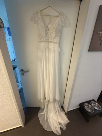 Brautkleid mit Spitze und Rückenausschnitt weiss