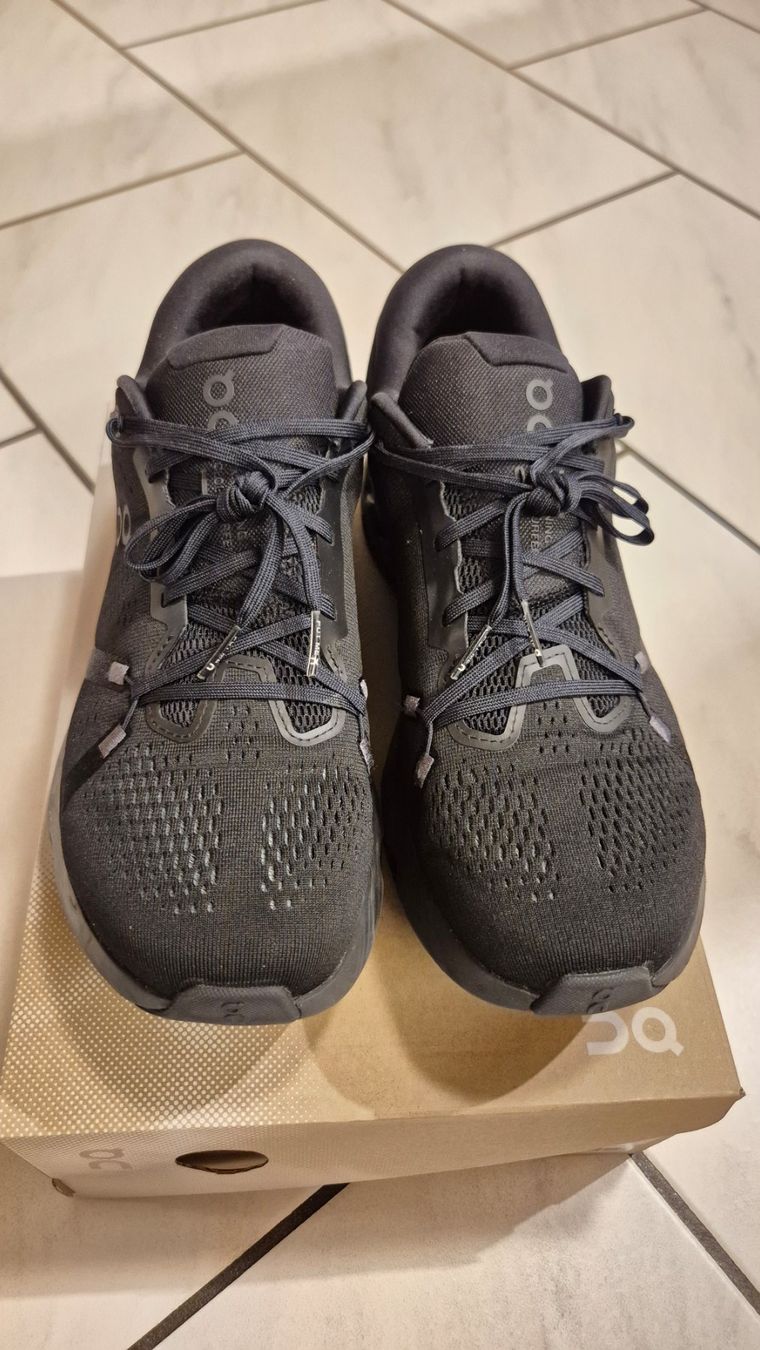 On Scarpe da uomo: ON Cloudsurfer 2 Trailrunning Schuh Gr. 45 Black / Schwarz – Usato da Diessenhofen venduto da Danielrathky