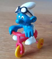 Schleich-Spielfigur Schlumpf auf Dreirad