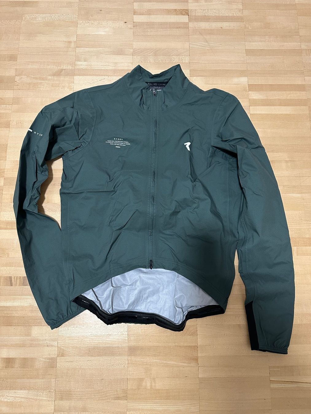 Giacche: Ryzon Cycling Rain Jacket Men – Usato da Luzern venduto da Pumpfish