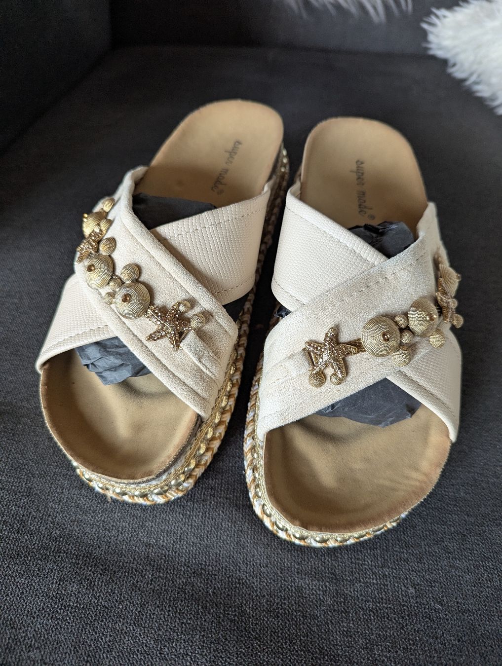 Scarpe da donna: Sandale 39 beige – Nuovo (secondo la descrizione) da Bettlach venduto da Costmiri