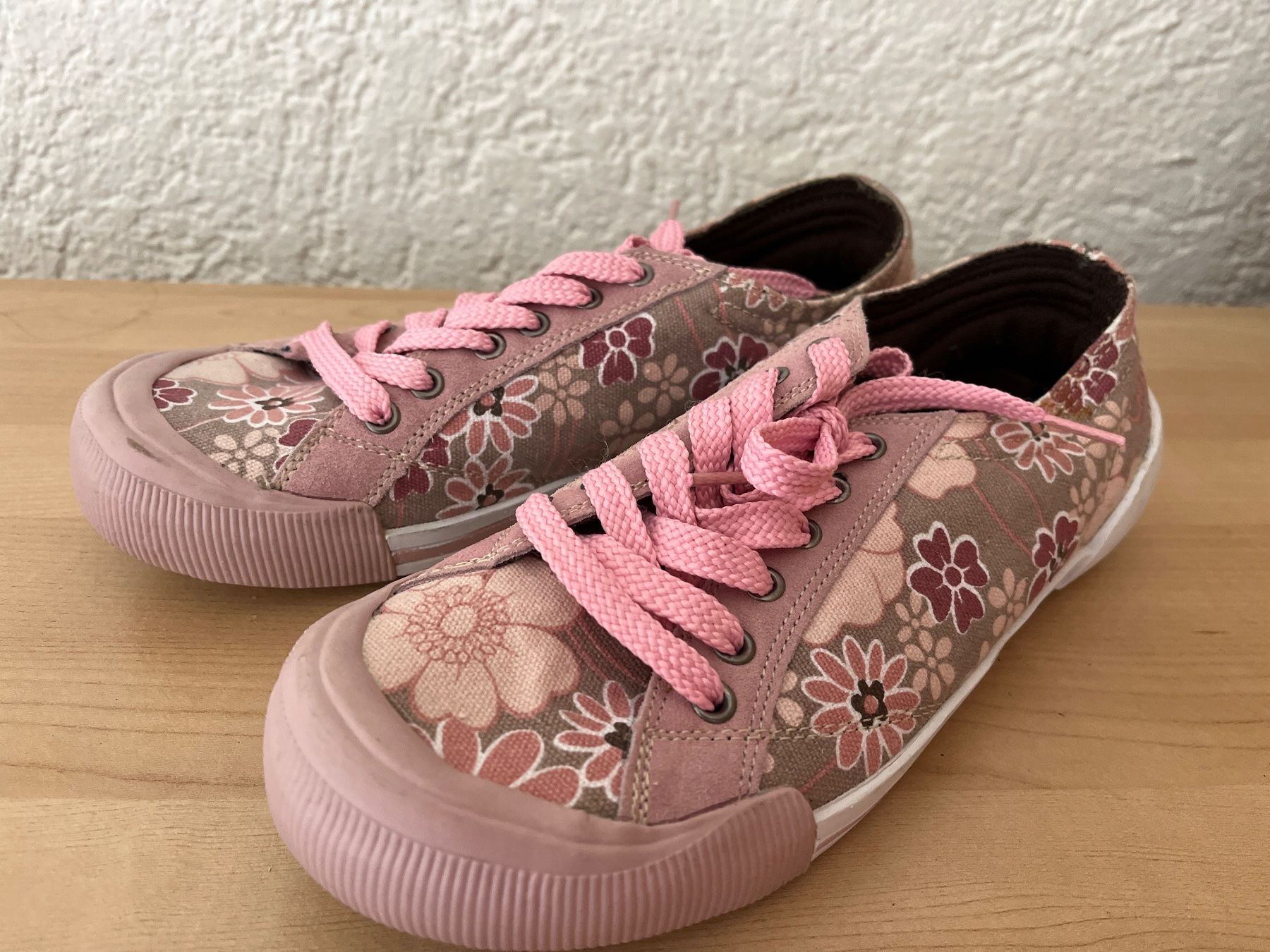 Scarpe da donna: Neue Rosa Blümchen Turnschuhe, Grösse 39 – Nuovo (secondo la descrizione) da Zürich venduto da 8825 2
