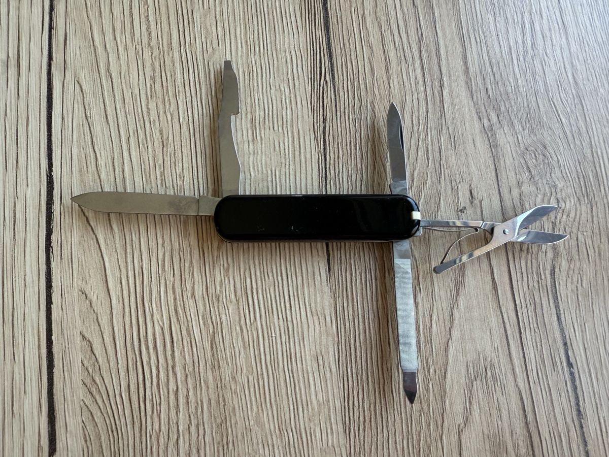 Victorinox Couteaux de poche: Victorinox Sackmesser mit Schere schwarz – D'occasion à Wettingen par Ni_la_lo