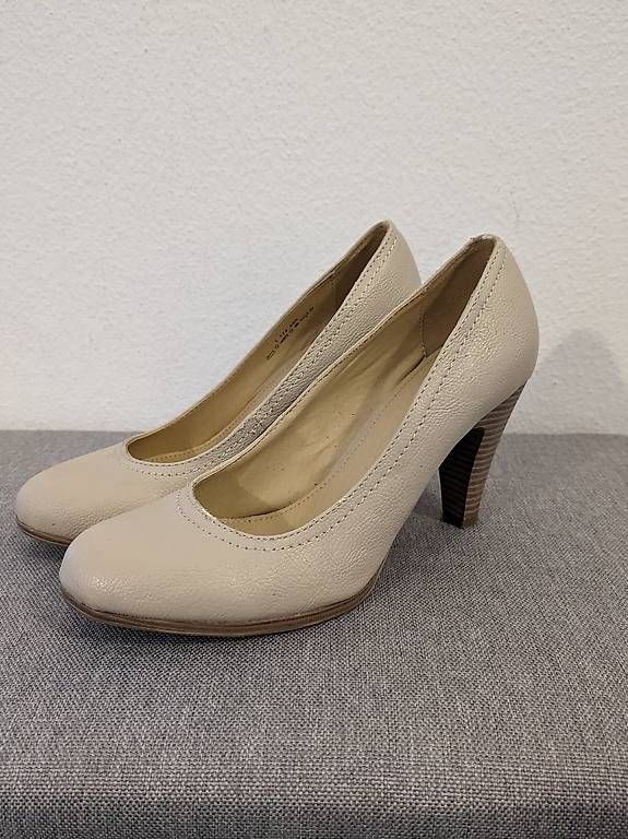 Damenschuhe: Beige Pumps Grösse 38 – Gebraucht aus Stäfa von FloStauf