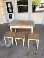Vintage Tisch mit 3 Hockern – ab 1 CHF