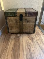 Truhe Holz Truhe mit Farbdekor und Metallbeschlägen